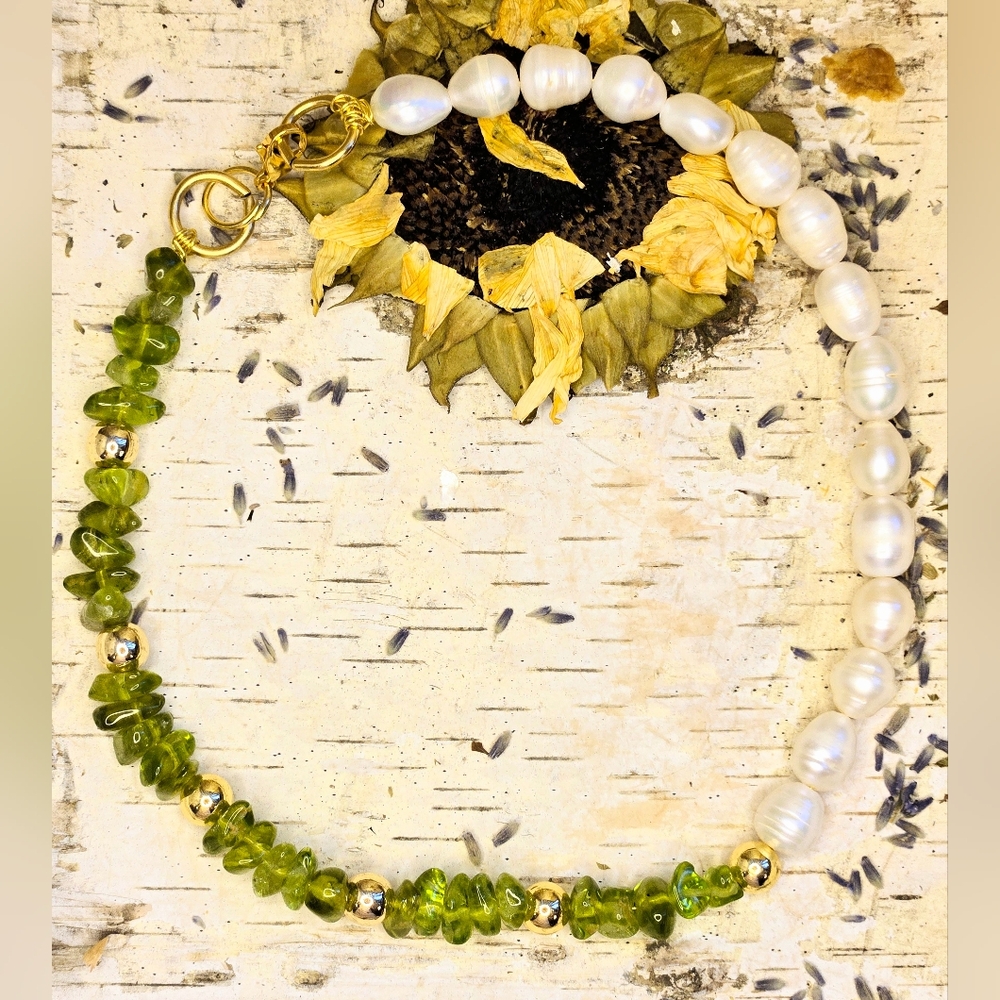 Assymetrical Natural Peridot And White Baroque Pearl Necklace In Gold Plated